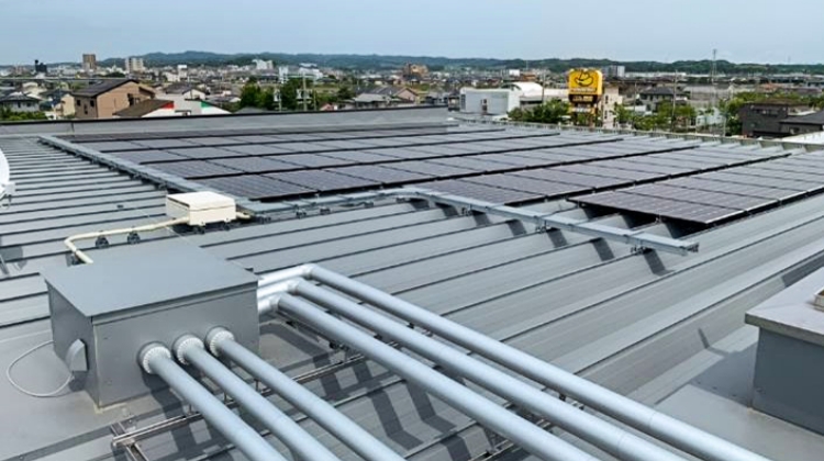 新社屋屋上に設置した太陽光パネル発電によるCO2排出量抑制